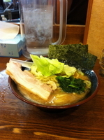 「豚骨醤油+寸丼（大盛）」@らあめん 寸八 総本店の写真