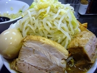 「ラーメン【ヤサイニンニクアブラ増し】（700円）+特製（250円」@三代目 豚の親方! 総本店の写真