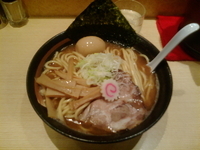 「ラーメン（中盛）+味玉」@麺屋大斗 西新橋店の写真