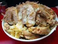 「豚ダブルラーメン（ニンニク、アブラ）980円」@用心棒 本号の写真