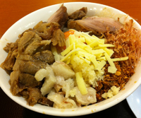 「まぜそば（全マシ）750円+大盛り100円+豚W300円」@ジャンクガレッジ イオンレイクタウンmori店の写真