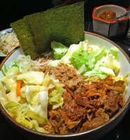 「和牛脂そば（味噌汁、キムチ、ナムル付き）850円+キャベツ100」@背脂醤油 のあの写真