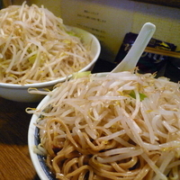 「ラーメン 650円（ヤサイお任せ ⇒ 別青丼追加・ニンニク無しョ」@らーめん こじろう526 日暮里店の写真