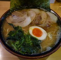 「チャーシューメン（890）+中盛（100） 「麺硬め アブラ多め」@上尾らぁめん 本店の写真