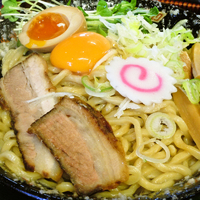 「味麺・大盛（スープ&卵黄付き） ￥780 + 魚粉￥50」@煮干 丸めの写真