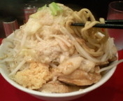 「豚ラーメン（野菜・ニンニク・アブラ）850円」@用心棒 本号の写真