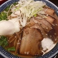 「らあめん （温泉玉子+チャーシュ+ねぎトッピング）」@東京らあめんタワー 芝大門本店の写真