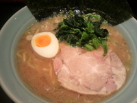 「醤油とんこつラーメン（硬め、少なめ）+目玉丼セット」@らーめん きたくり家 北久里浜店の写真