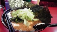 「ラーメン中盛り+キャベツ+のり（22:00以降のサービス）￥74」@環2家の写真