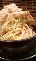 「しょうゆらーめん（野菜・たまねぎ・あぶら） [700円-100円」@製麺所 豚とこむぎ 2號の写真
