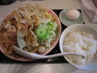 「肉増し焦がし醤油肉そば（並）+卵かけご飯（800円+50円）」@焦がし醤油の肉そば屋 ブンブンマルの写真