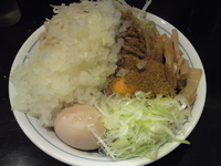 「油そばにんにく850円,節粉80円,たまねぎ70円」@らーめん大 五反田店の写真