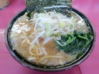 「ラーメン630円（麺固め +ねぎもやし60円）」@はじめ家の写真