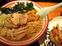 「炙り肉そば（中:230g）+自家製ギョーザ@950+300」@松戸中華そば 富田食堂の写真