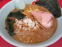 「プレミアム醤油とんこつ（脂少なめ） 780円」@ラーメン山岡家 伊勢崎宮子店の写真