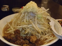 「ラーメン（650円）、大盛（100円）、豚ニラ丼（250円）ニン」@山盛山の写真