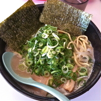 「塩とんこつ（限定10食￥650）ネギ大盛（￥100）セットチャー」@熱血らーめん 遊びじゃネェんだよ!の写真