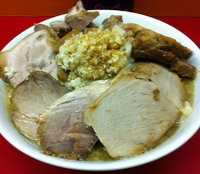 「ラーメン中（ニンニク、アブラ）700円+大豚350円」@モッコリ豚の写真