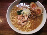 「自然洞（黒）+味玉」@自然洞 麺舗の写真