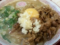 「肉玉そば（ニンニク）700円+ごはん（サービス）」@肉玉そば おとど食堂 篠崎店の写真