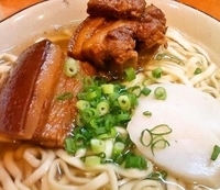 「ラフティそば（880円）」@沖縄そば やんばる 新宿本店の写真