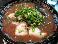 「とんこつラーメン（ネギ多め）750円」@無鉄砲 東京中野店の写真