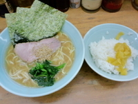 「ラーメン（並）650円+サービスライス（小）」@横浜ラーメン 武蔵家 志木店の写真