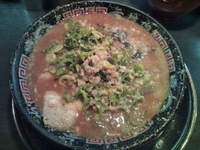 「とんこつラーメン（こってり、ねぎ多め）+替え玉 ￥750+￥10」@無鉄砲 東京中野店の写真