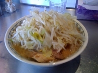 「ラーメン大盛り+肉ほぐし（野菜多め）」@らーめん大 蕨店の写真