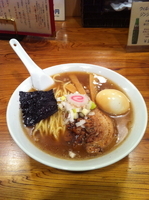 「醤油らーめんターボ+燻製味玉」@いぶし銀の写真