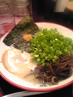 「[魚粉入り]塩とんこつラーメン+ネギ+きくらげ￥700（オープン」@風龍.MAX 新橋店の写真