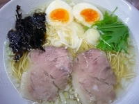 「地球の塩ラーメン（700円）+味玉（100円）」@昭和歌謡ショーの写真