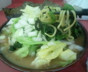 「ラーメン（メンカタ・アジウス）630円+ほうれん草80円+キャベ」@王道家の写真