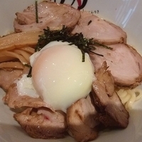 「並盛りチャーシュー （半熟玉子トッピング）」@油そば専門店 万人力の写真