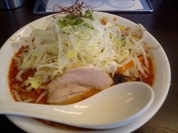 「赤（麺バリカタ+背油多め+味普通）+チャーシュー1枚+半替玉（ハ」@平九郎Rの写真