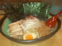 「あっさり塩らーめん+少なめチャーシュー ガチャガチャでのりトッピ」@らーめん 親父の塩の写真