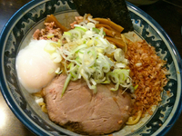 「油そば（700円）+温玉（100円）」@兎に角 松戸店の写真