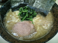 「家系《こってり》ラーメン（背あぶら入り）」@家系豚骨ラーメン 戦國家の写真