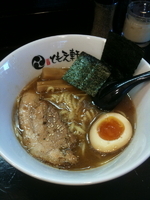 「豚骨ラーメン（魚介醤油）¥600→オープン記念で¥500」@喜家 ともえ軒 六角橋店の写真