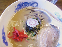 「豚骨ラーメン（麺硬め） 500円」@中華そば・特製もりそば 己勝軒 満帆の写真