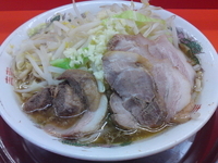 「小ラーメン豚入りニンニク600円」@麺でる 戸越店の写真