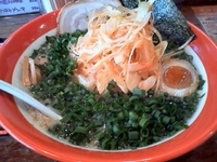 「ネギ山ラーメン（麺固め:780円）+青ネギ増し+おまけチャーシュ」@ラーメンのまめぞう 春日部店の写真