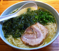 「あおさ入りらーめん（味濃いめ、麺硬め）850円」@らーめん まる玉 アリオ川口店の写真