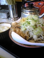 「焦がし醤油肉そば（並）もやし・ネギ増量+生卵ごはん」@焦がし醤油の肉そば屋 ブンブンマルの写真