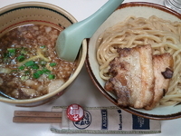 「小豚つけめん（かつお）+背脂※画像は小豚忘れて豚2枚」@らーめん 凌駕の写真