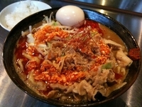 「味玉紅らーめん 890円+小ライス100円」@麺創研 紅 府中の写真