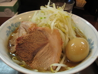 「らーめん+味付け玉子（&やさい増し）」@らーめん陸の写真