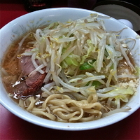 「ぶた2枚入小ラーメン（￥600）生たまご（￥50）」@ラーメン二郎 環七一之江店の写真