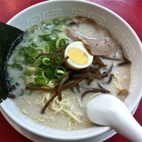 「ラーメン（￥500）替玉（￥100→無料券使用￥0）」@博多天神 新宿西口店の写真