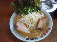 「ラーメン（豚骨醤油）690+野菜盛り�（クーポン）」@横浜家系元町家の写真